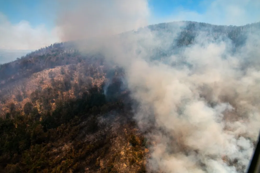 Se mantiene la situación del incendio en los lagos Martin y Steffen