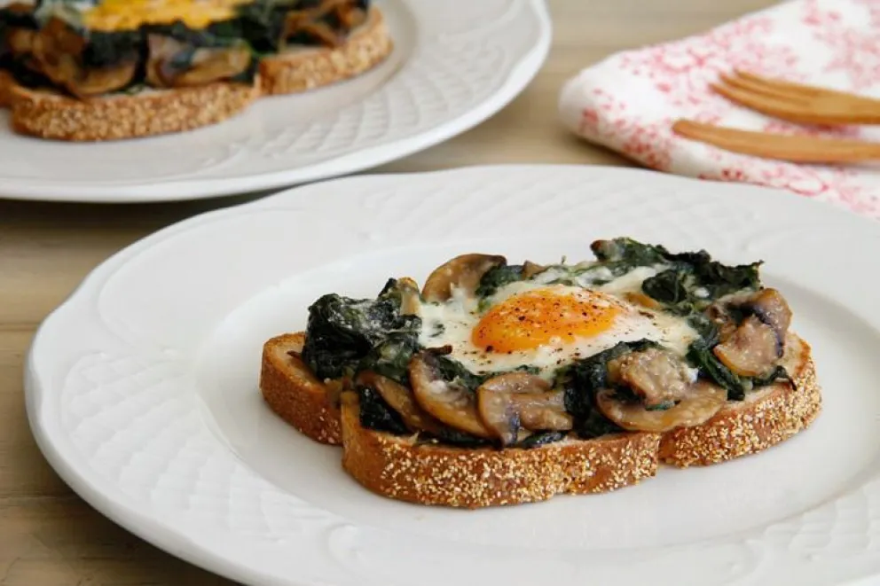 Almuerzo express: cómo hacer tostadas con champiñones y huevo en solo 15 minutos