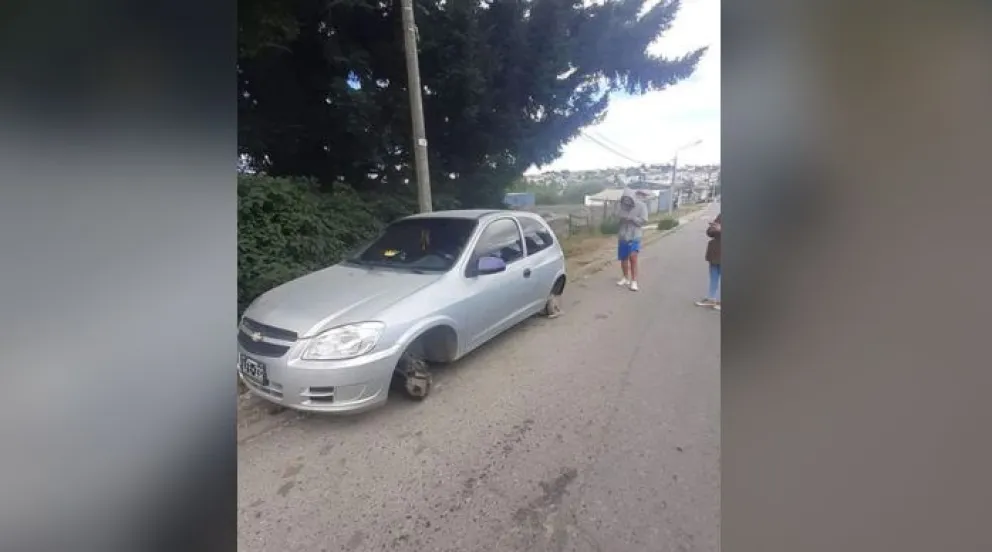 Le robaron dos ruedas del auto y pide información en redes sociales
