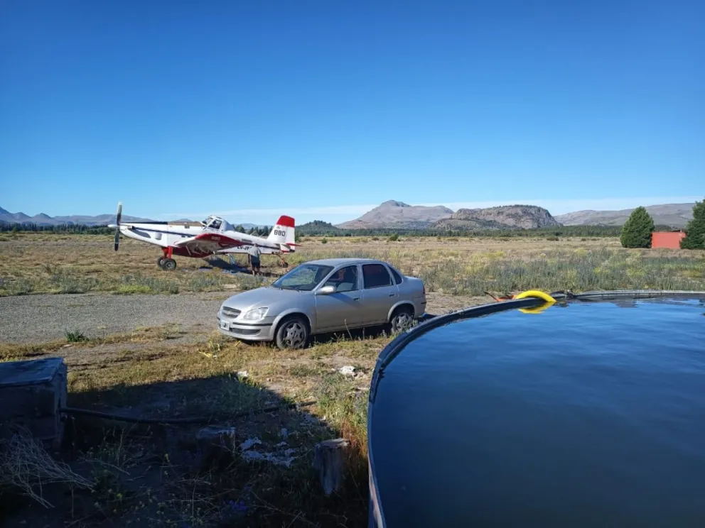 Increíble: dejan un auto frente al tanque australiano para impedir que lo usen los aviones que combaten los incendios