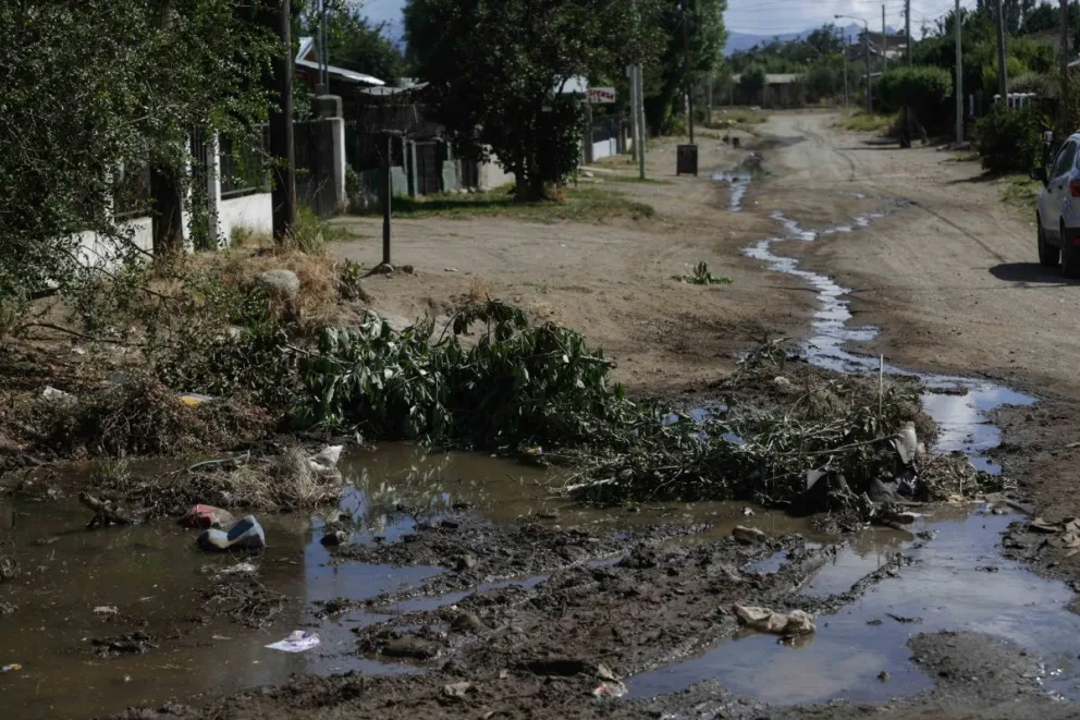 Dos pérdidas de agua en San Francisco III forman un arroyo de casi tres cuadras