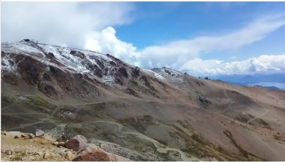 El cerro Catedral recibió la primera nevada del 2022