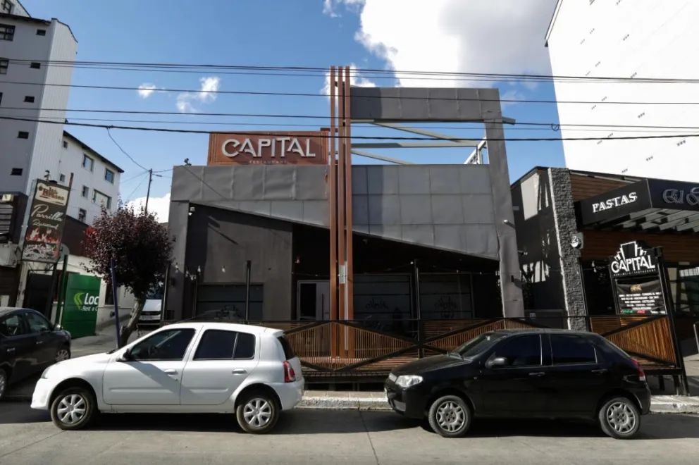 Noche de furia del dueño de un bar: agredió a su pareja, a un cliente, chocó un auto y enfrentó al personal policial