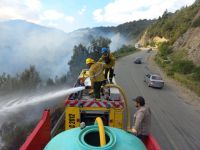 Camiones cisternas dan apoyo al combate de los incendios de los lagos Martin y el Steffen