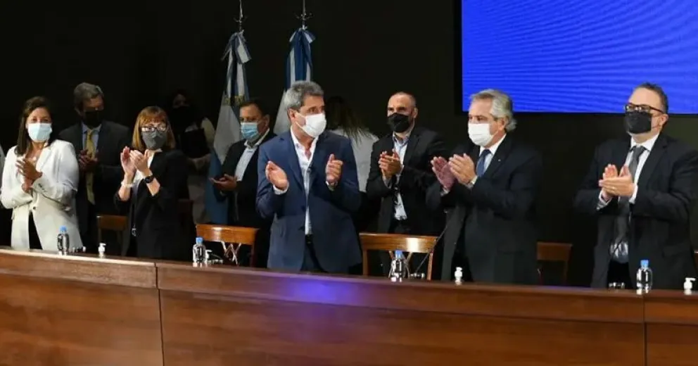 Carreras estuvo presente en el lanzamiento del Clúster Renovable Nacional  