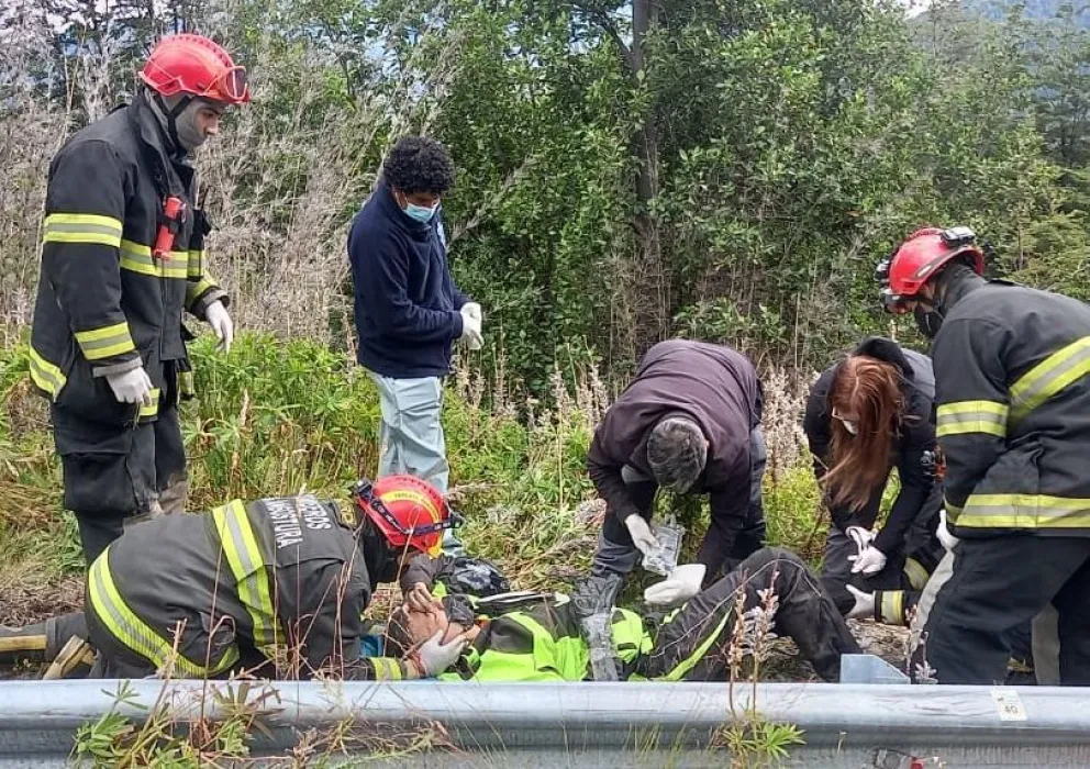 Un motociclista chocó contra un guardarraíl y se encuentra internado