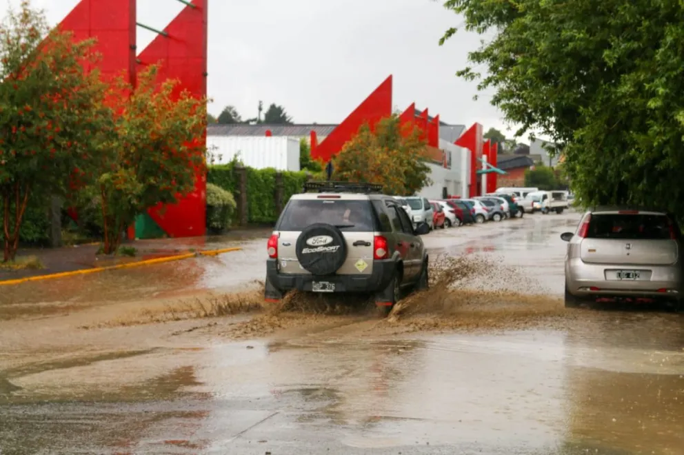 Piden a los vecinos que no tiren basura en los pluviales para evitar inundaciones
