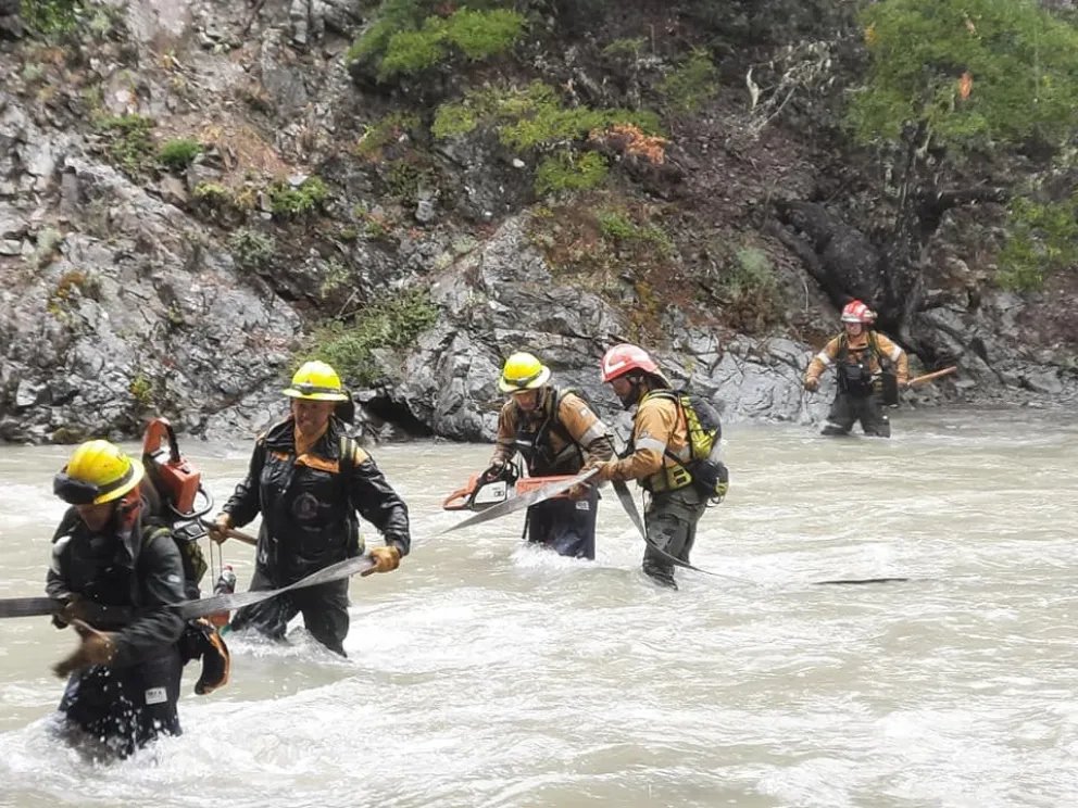 Debieron replegar brigadas por crecida del río Villegas