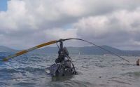 Video: Un helicóptero cayó en una playa de Florianópolis y habría turistas argentinos heridos