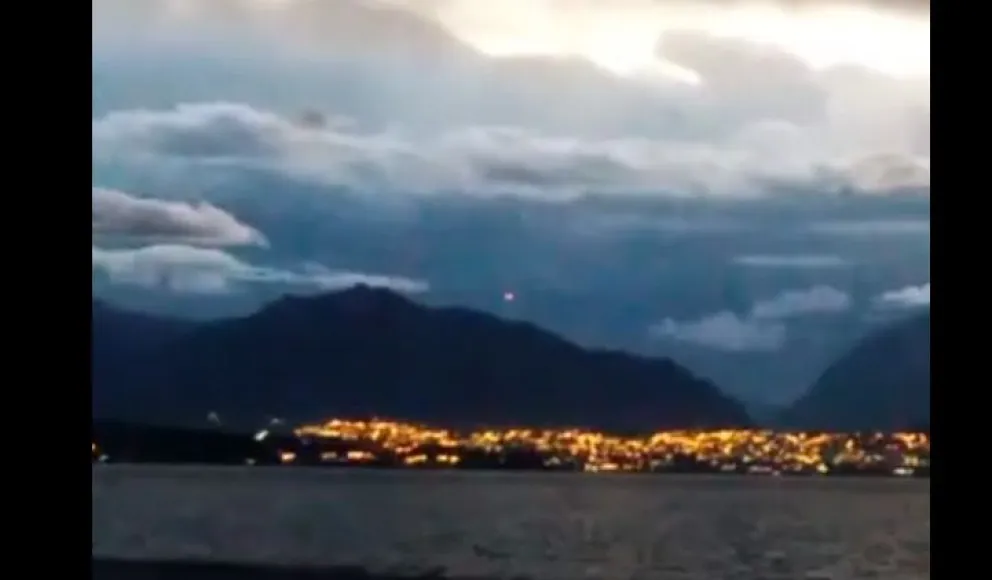 Un vecino registró el andar de una extraña luz sobre los cerros