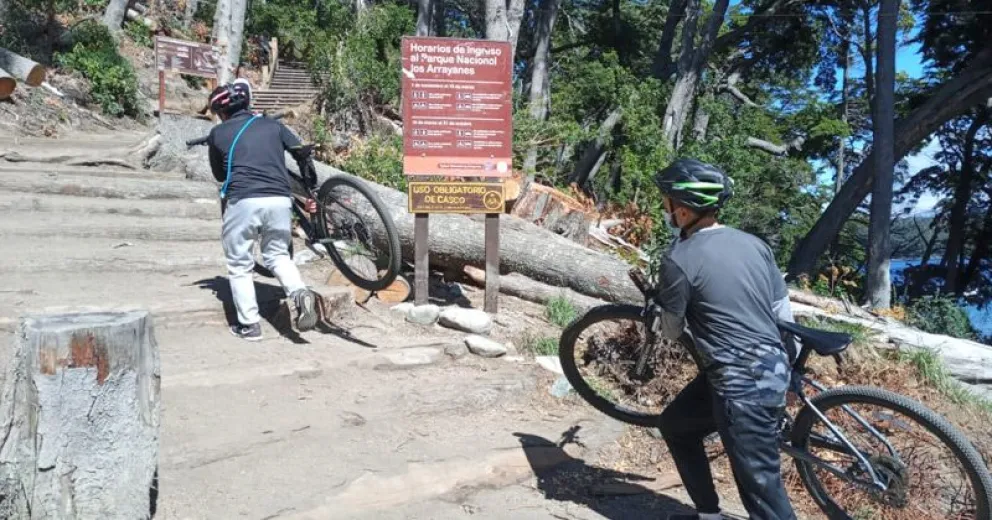 Tuvieron que evacuar a varios ciclistas accidentados y piden extrema precaución para transitar