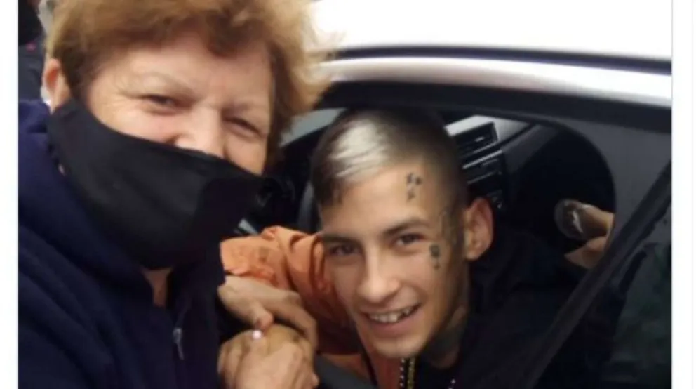 Una abuela se sacó una foto con L-Gante y se volvió viral: “Ni sé quién es”