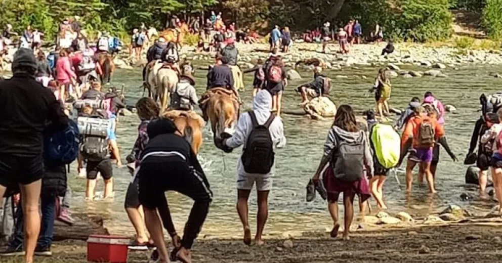 Increíble imagen: filas de más de 40 minutos para pasear por la montaña  