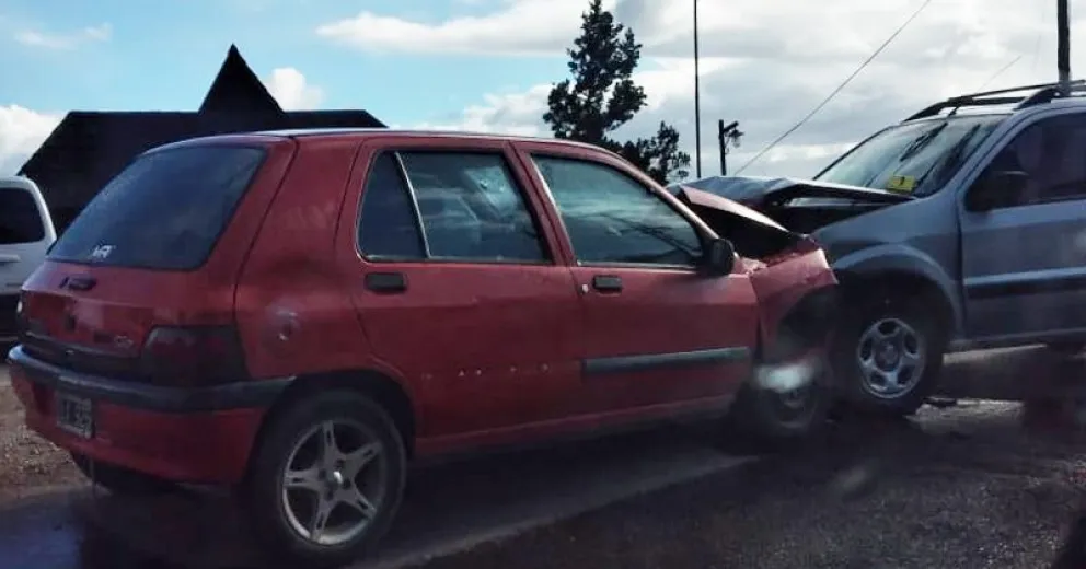 Fuerte choque frontal en avenida Bustillo