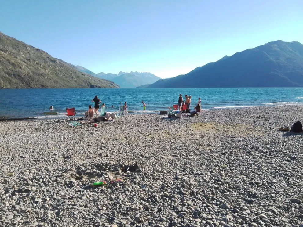 Hallan un cuerpo sin vida en el lago Puelo 