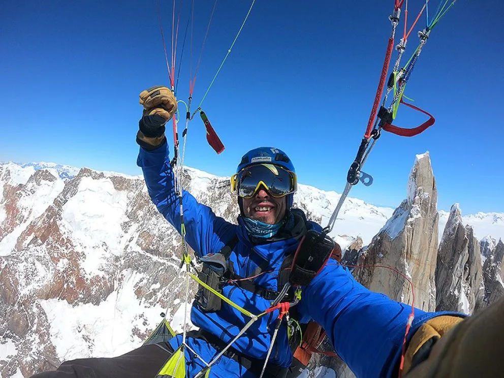 Pablo Pontoriero bajó del cerro Torre en parapente  