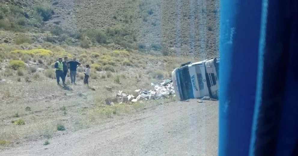 Volcó un camion cerca de Villa Llanquín