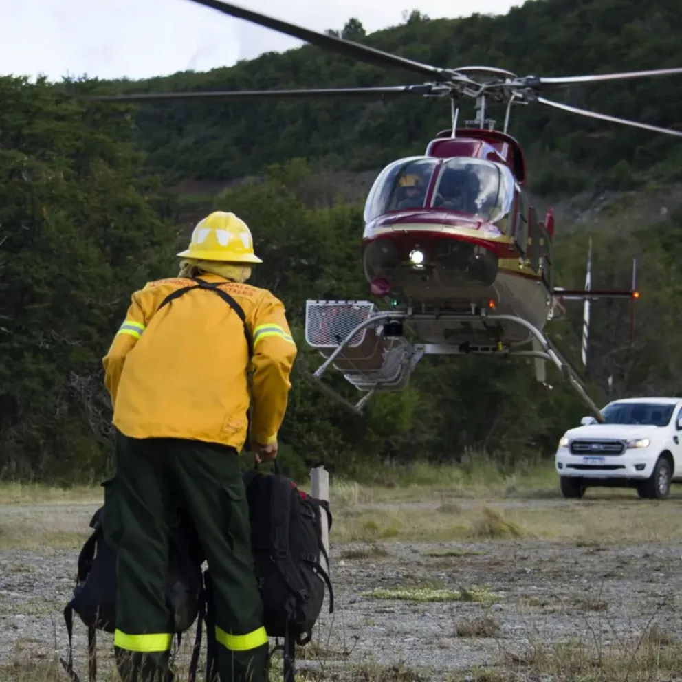 Tres helicópteros y dos aviones hidrantes operaron este lunes en el incendio de lago Martin  