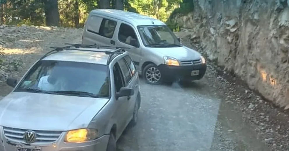 Sigue el caos vehicular en Tronador: Estacionan en el camino y circulan en horario restringido