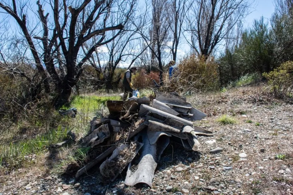 Colocarán tocones para que la gente no estacione sus autos en la costa del río y del lago