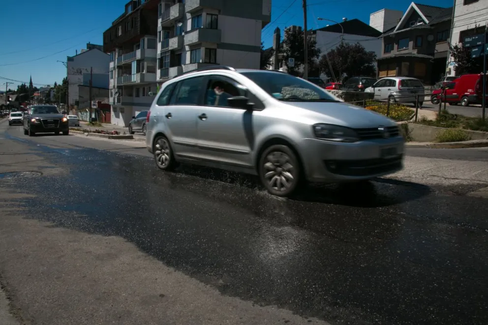  Una nueva pérdida de agua en Avenida Juan Manuel de Rosas