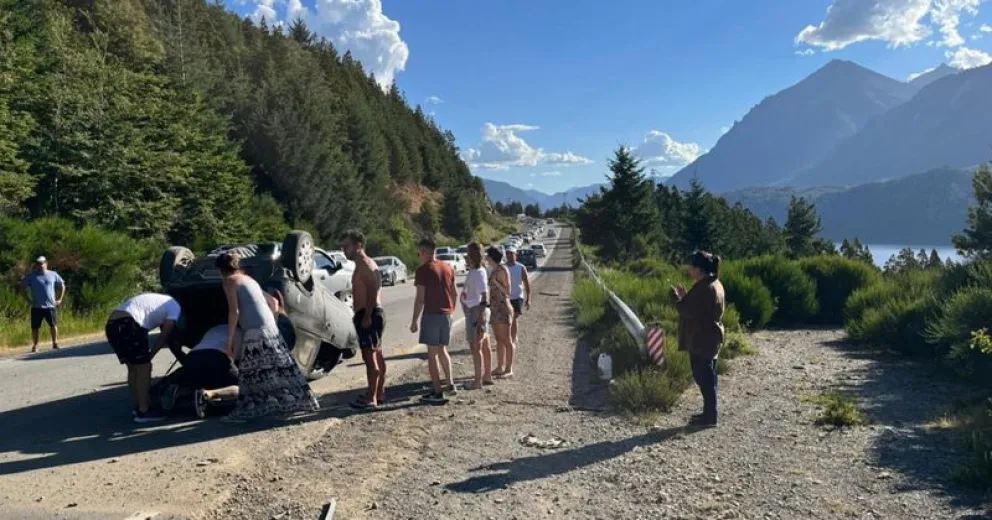 Tuvieron que rescatar a una joven que quedó atrapada tras impactante vuelco