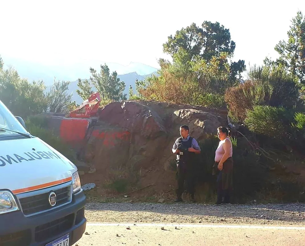 Protagonistas del vuelco de ayer se salvaron milagrosamente de no caer al lago