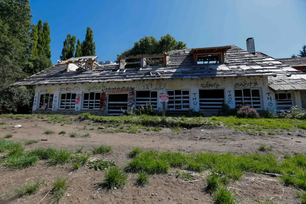 Están demoliendo la ex hostería El Retorno