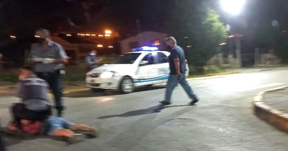 Se paró delante de un taxi para asaltarlo, pero fue reducido por un vecino