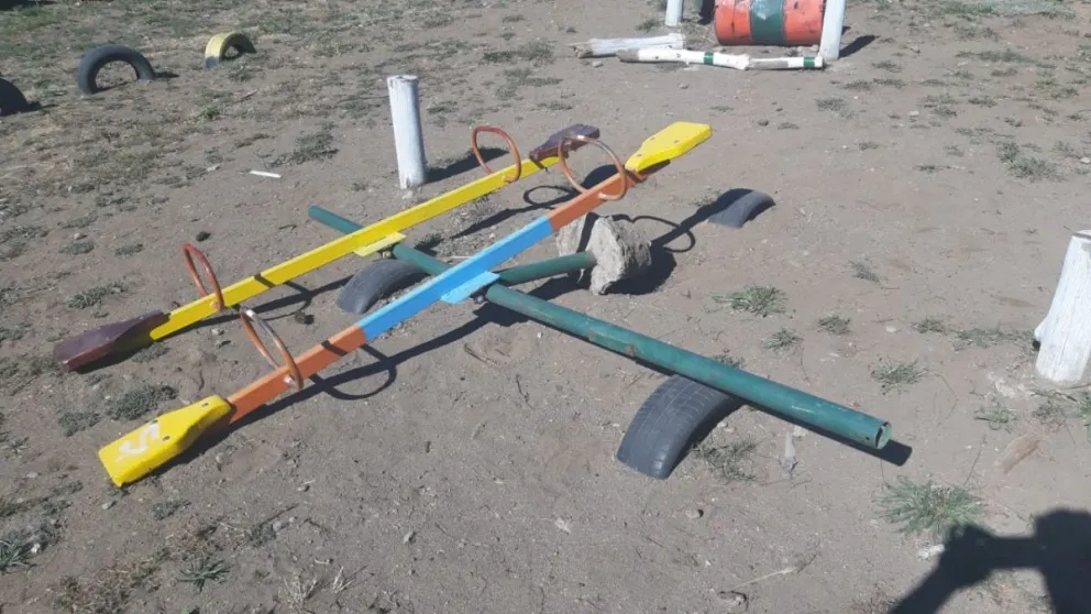 Terminaron de romper los pocos juegos que quedaban en plaza La Bandurria 