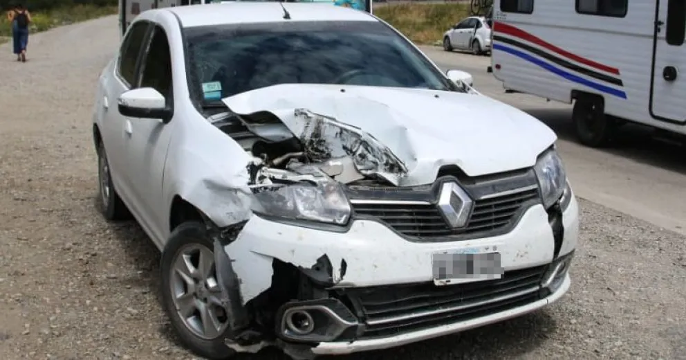 Tremendo susto: El tren impactó contra la trompa de un auto de turistas