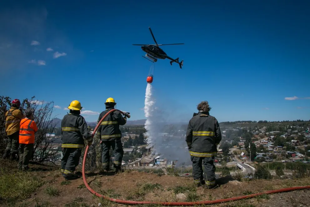 Brigadistas y vecinos evitaron una tragedia en la Barda del Ñireco