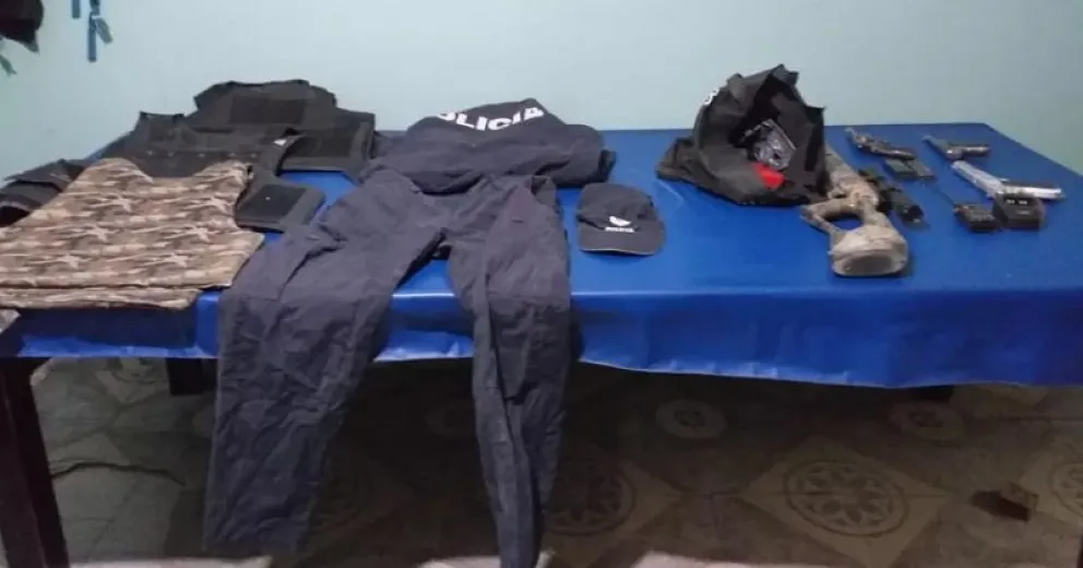 Detuvieron a un hombre que tenía armas, chalecos antibalas y hasta uniformes de policía en su casa