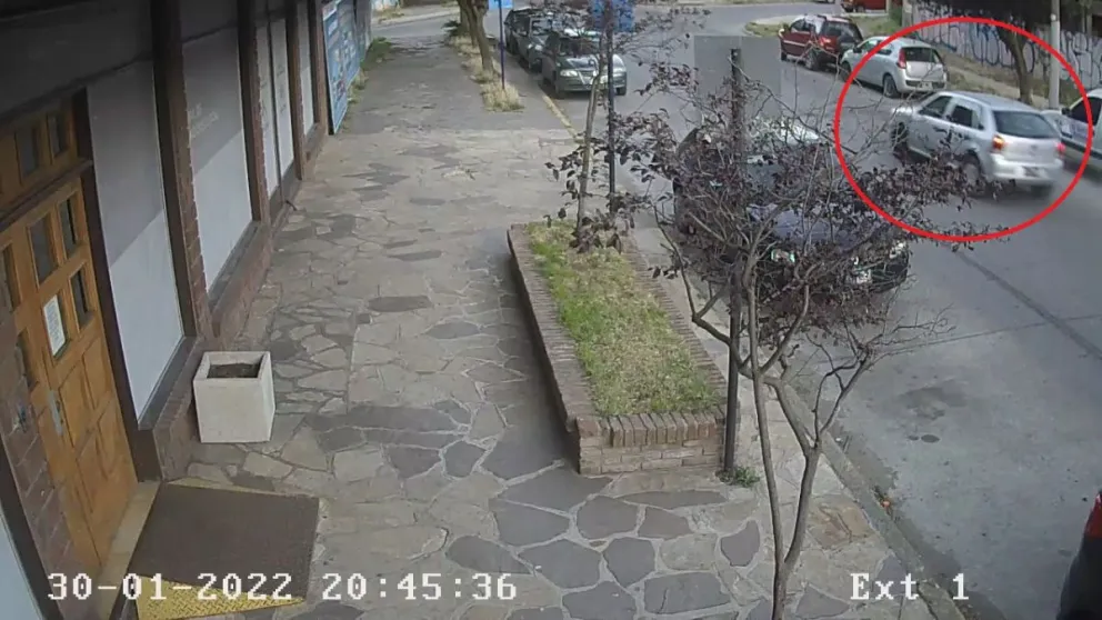 Dejó las llaves puestas del auto, se lo robaron y lo chocaron contra otro rodado  