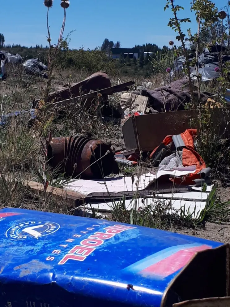 Basura en los descampados y montes de Bariloche, la eterna problemática 