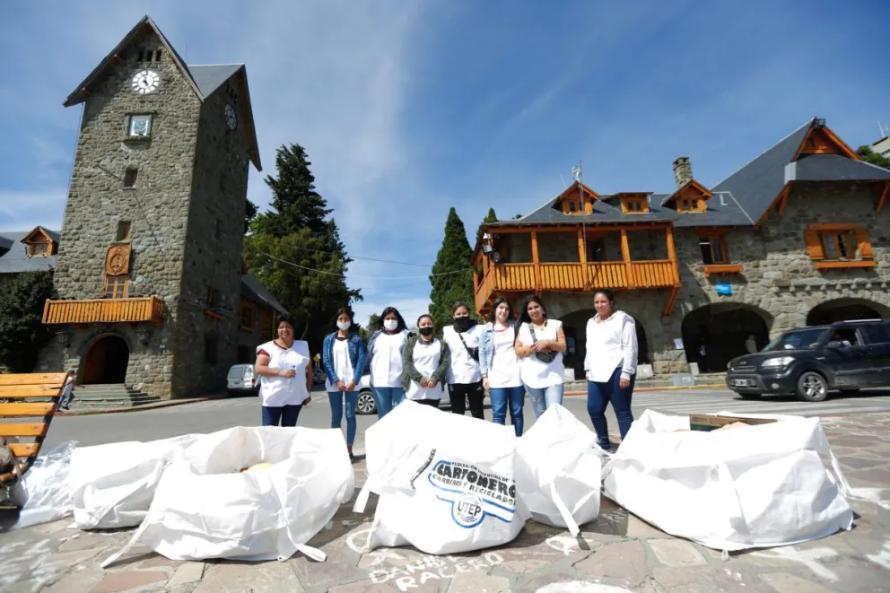 La Asociación de Recicladores Bariloche realiza campañas de manera cotidiana en la ciudad para concientizar sobre los residuos. Foto de Matías Garay.