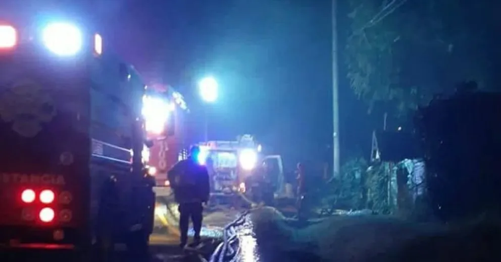 Voraz incendio provocó pérdidas totales en una vivienda del kilómetro 20