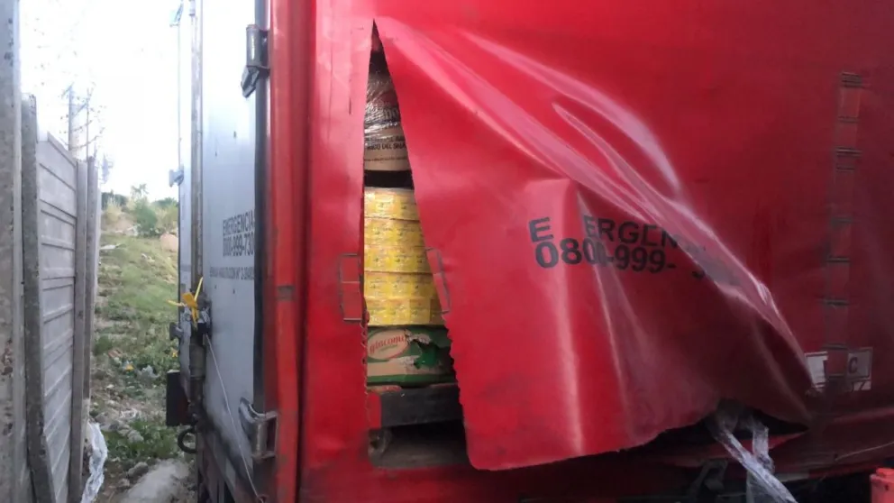 Cortó la lona de un camión estacionado en un supermercado y robó, pero no vio las cámaras de seguridad