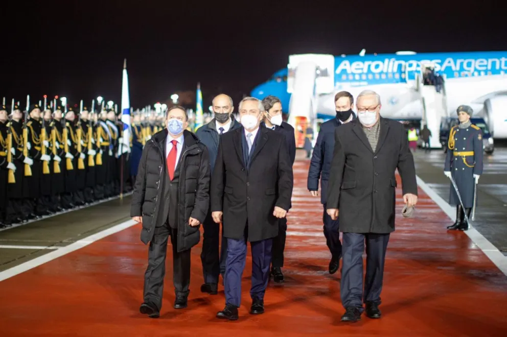 El Presidente arribó a Rusia, donde mañana se reunirá con su par Vladímir Putin