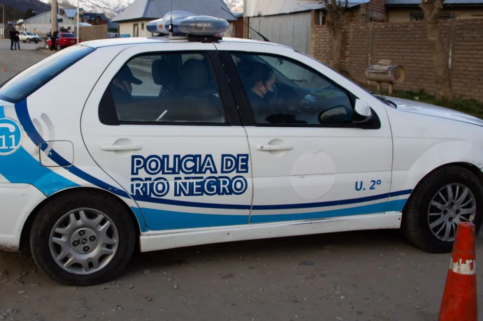 Rompió los vidrios de la casa de su ex y le arrojó una masa en la pierna: terminó preso