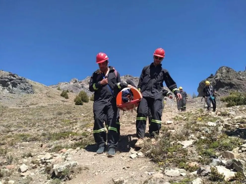 Insólito: Un turista llamó a los bomberos para que bajen la billetera que se olvidó en la montaña