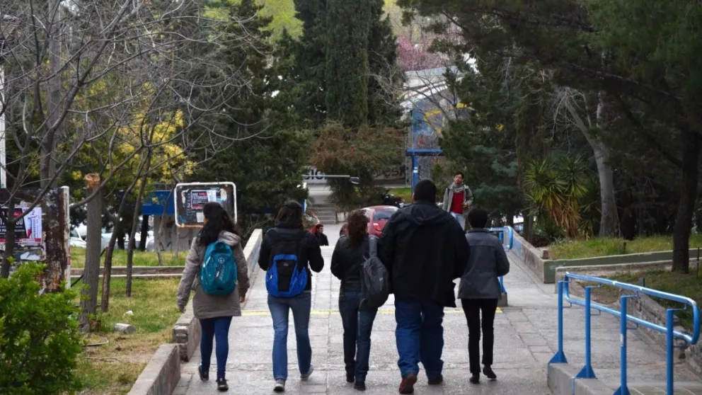 La UNCO definió no exigir el pase sanitario a sus estudiantes