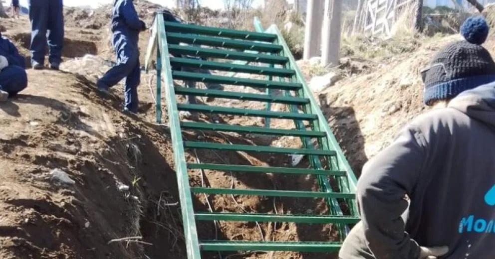 Construyen una escalera entre El Frutillar y 400 Viviendas