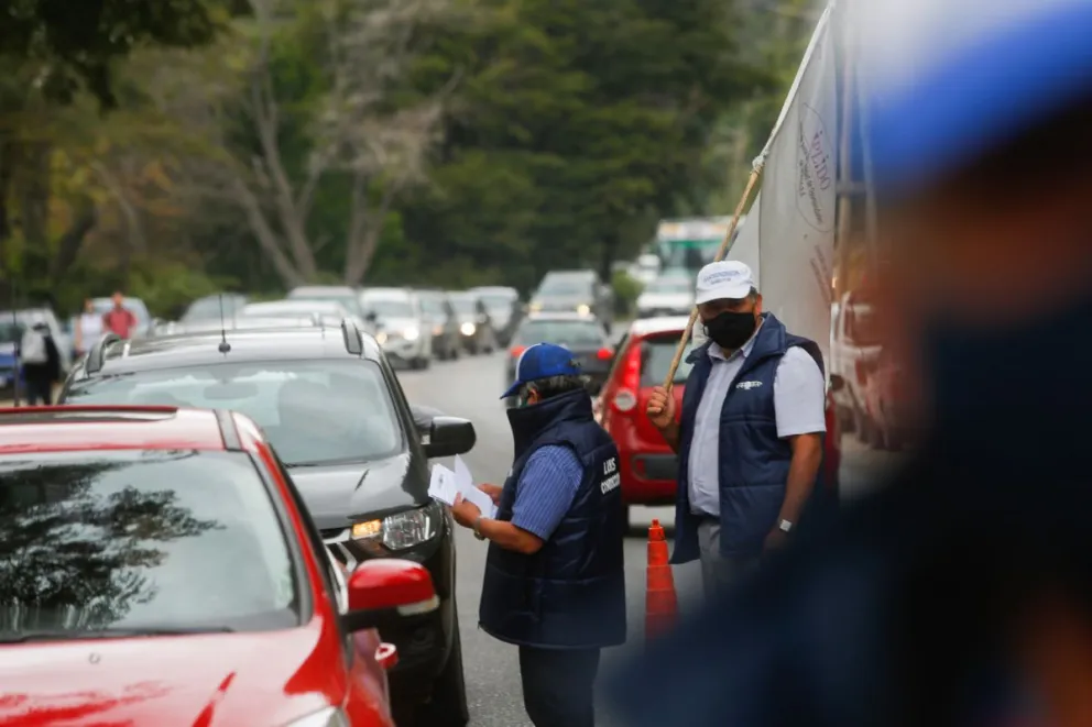 Larga fila de autos y demoras en el tránsito producto de la manifestación que impulsa UTHGRA