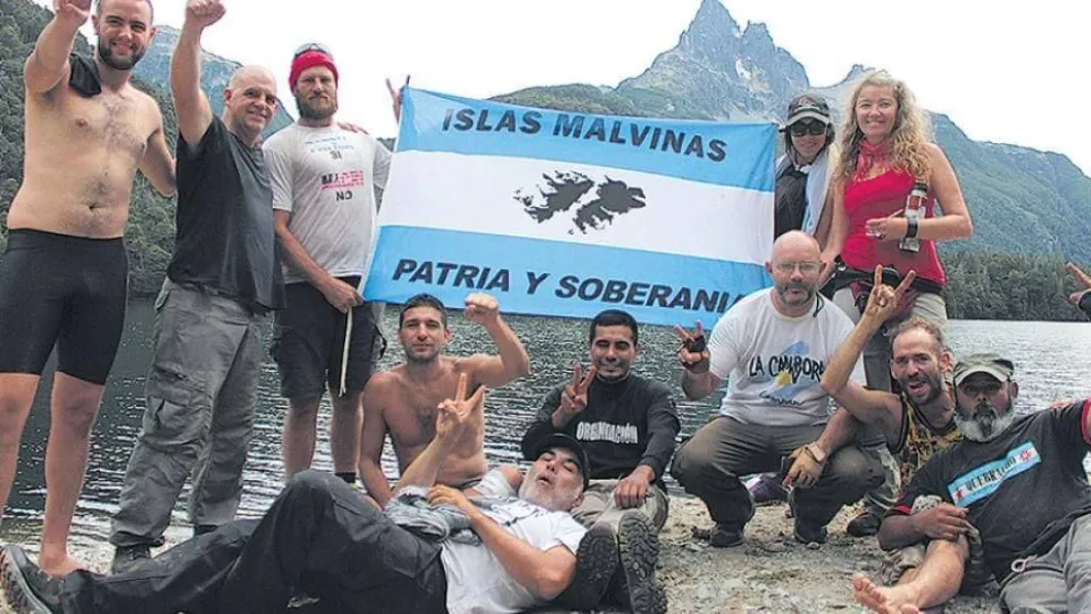 La patrulla de montaña de la Policía de Río Negro custodia la marcha a lago Escondido 
