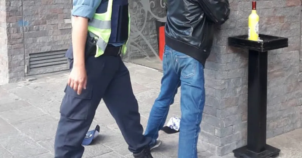 Detuvieron a un hombre por robar un licor y dos gorras