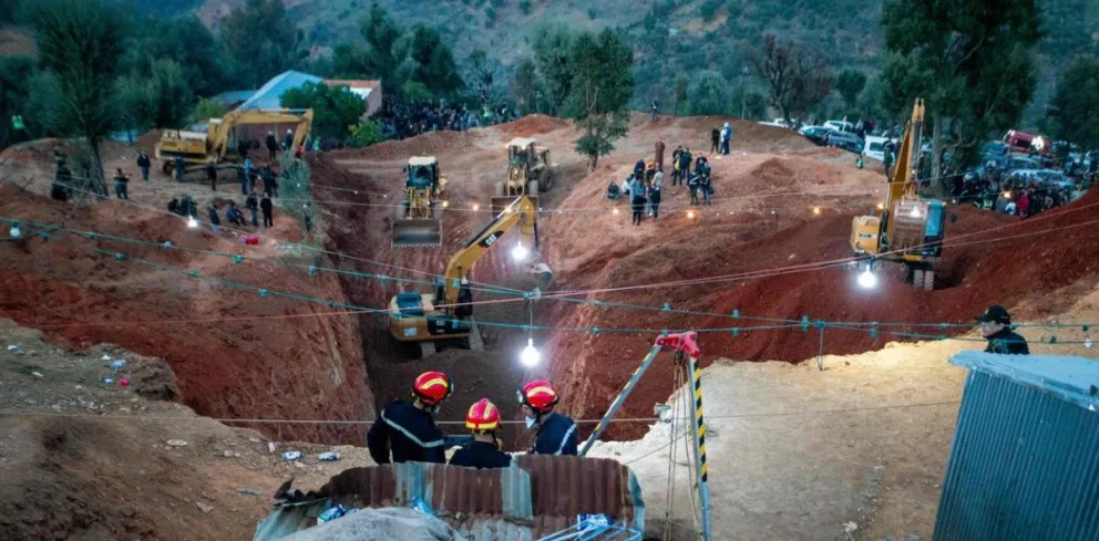 Desesperado operativo de rescate: Están a pocos metros del nene de 5 años que cayó a un pozo