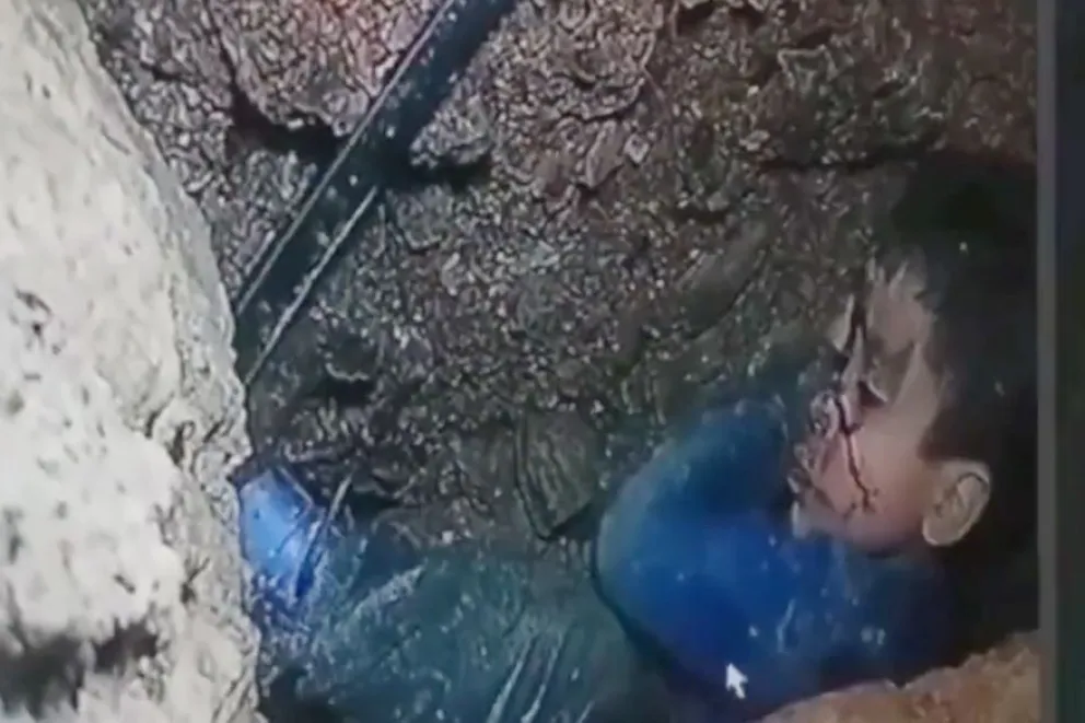 Operativo de rescate: Faltan unos metros para llegar al nene de 5 años