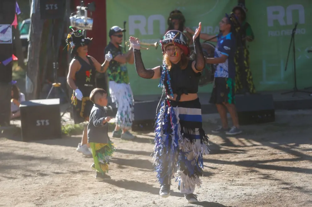 Murgas y comparsas pintaron de música y color al corso barrial en Nueva Jamaica