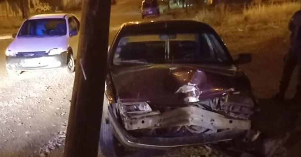Un peligro al volante: totalmente borracho impactó contra un poste de luz y casi lo arranca  